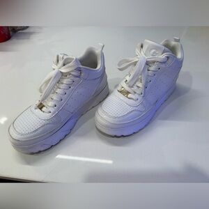 🔚 GBG Los Angeles White Sneakers with Gold Details